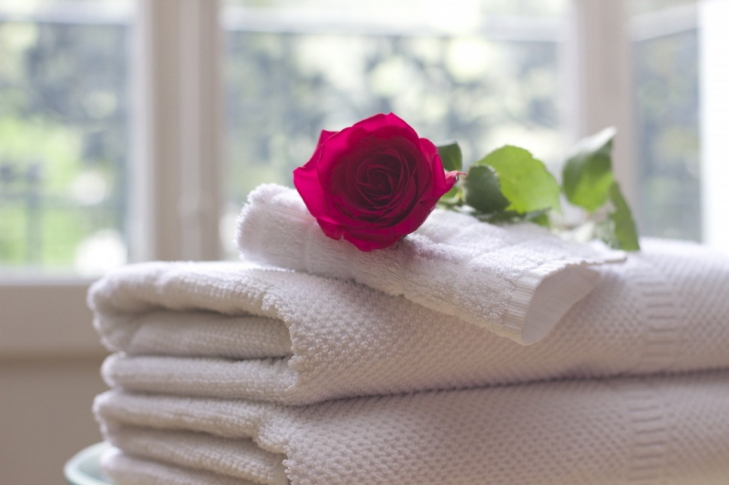 chambre-hote-TAVERNES-min_towel_rose_clean_care_salon_spa_white_bath-731641